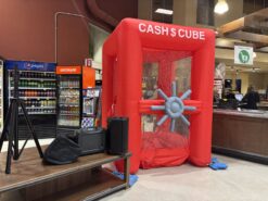 Cash Box gonflable installée en magasin pour animation promotionnelle commerciale